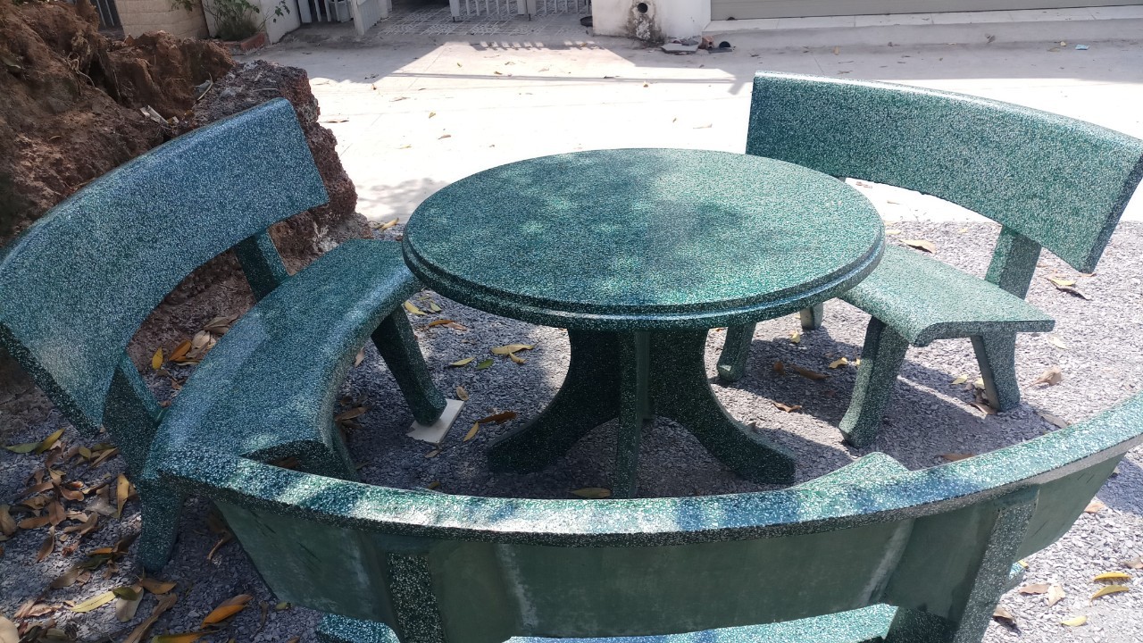 Bàn ghế đá màu xanh tròn